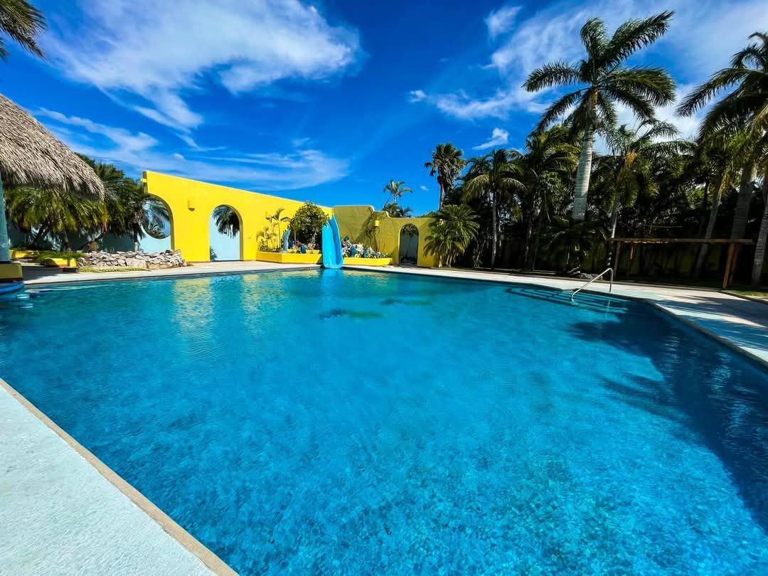 Alberca y jardines de Hacienda Girasoles Tampico